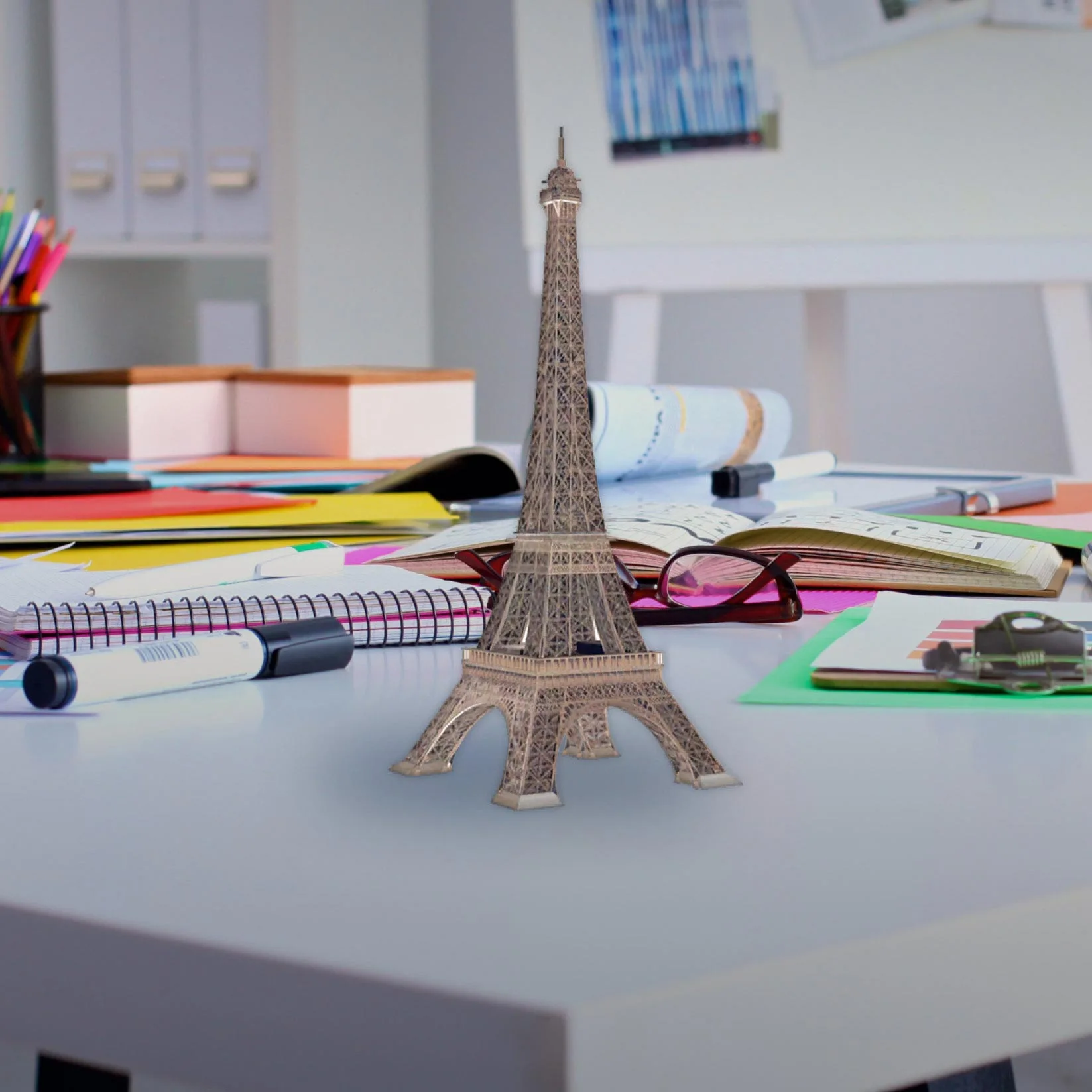 Imagem da torre Eiffel em 3D sobre uma mesa.