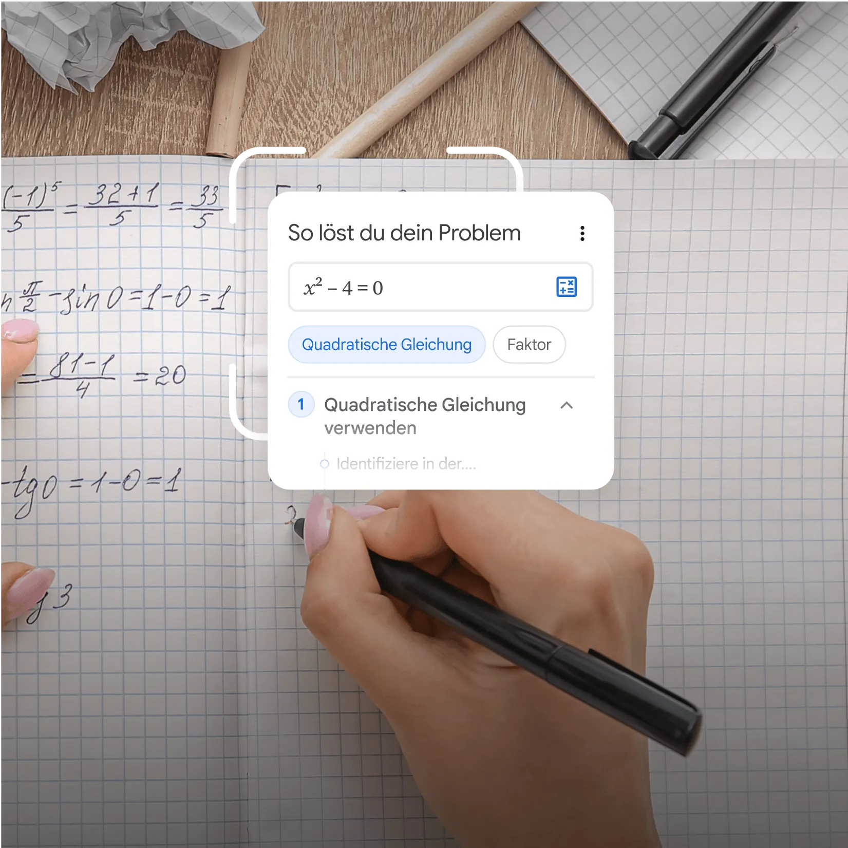 Bild von einer Person, der Google Lens bei einer Alegbraaufgabe hilft
