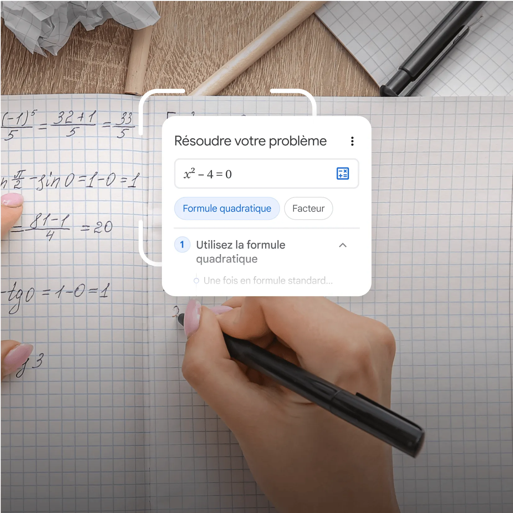 Image de Lentille Google en train d'aider une personne à résoudre un problème d'algèbre
